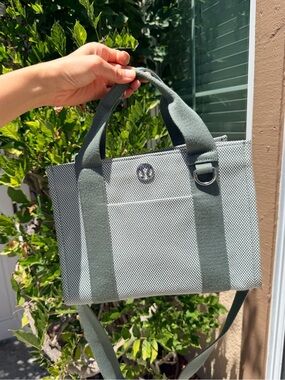 Lululemon Two-Tone Canvas Mini Tote Bag 4.5L
DESIGNED FOR CASUAL